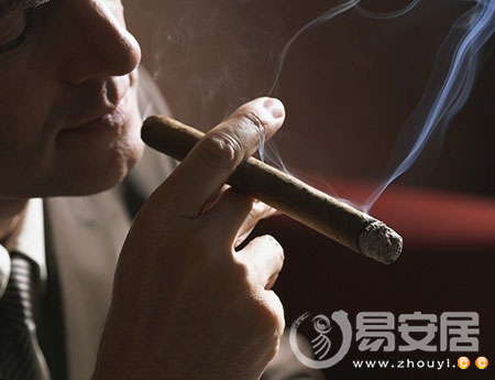 香煙夾在食指中指中間